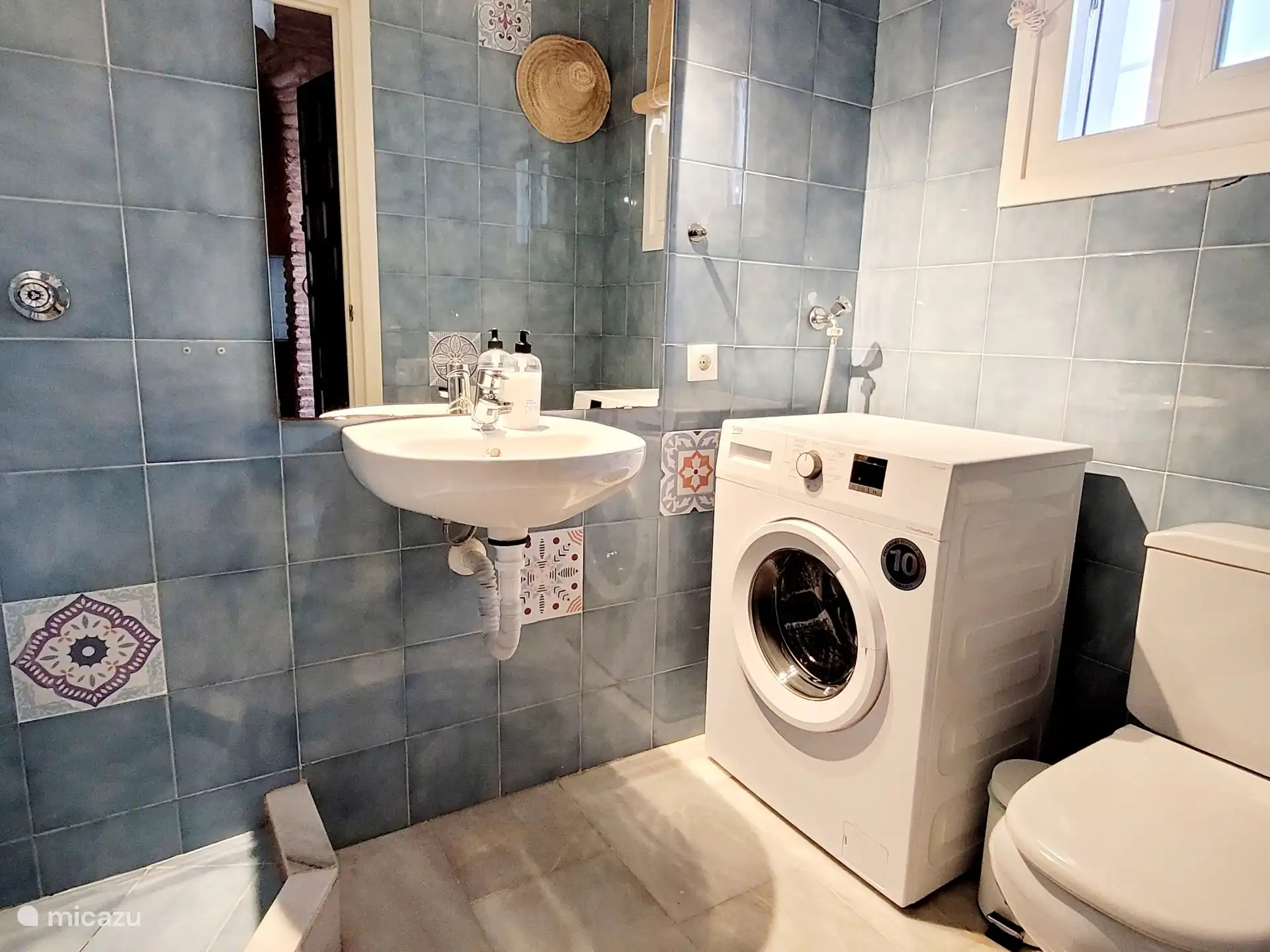 Belle 2ème salle de bain espagnole confortable avec machine à laver pour votre propre usage. 