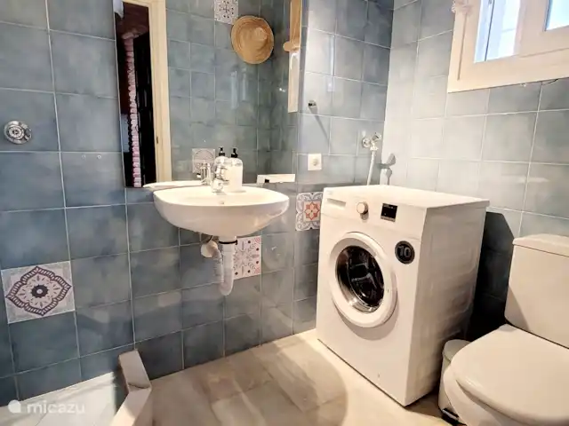 Maison de plage Casa Luna | Espagne, Andalousie, Calahonda - maison de vacances Belle 2ème salle de bain espagnole confortable avec machine à laver pour votre propre usage.
