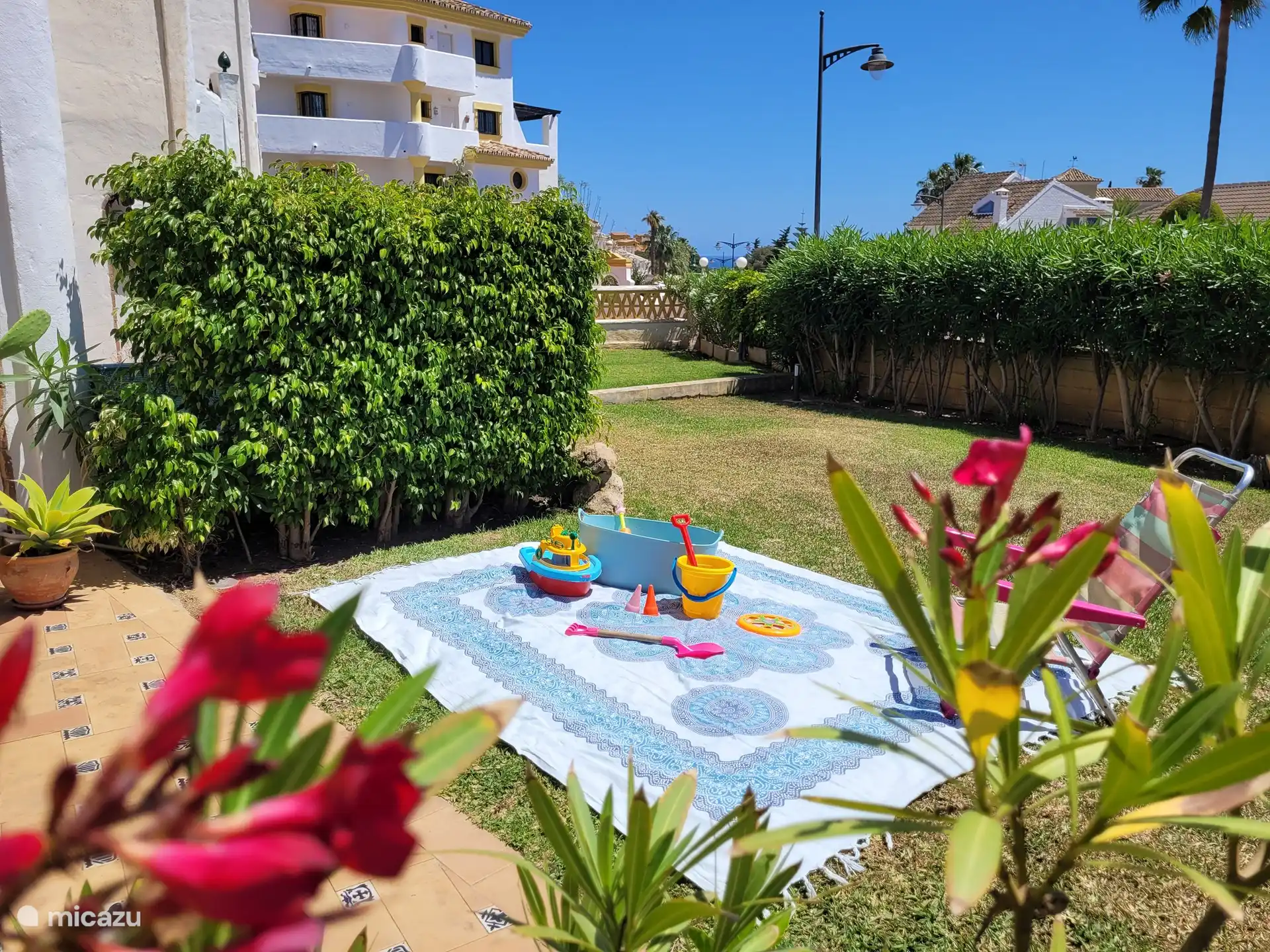 Les enfants peuvent également se détendre sur la pelouse de la terrasse.