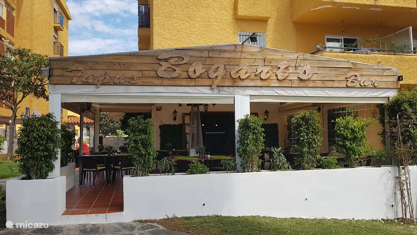 Dans la rue, il y a plusieurs restaurants, italien, chinois, poisson, européen, poulet à la broche avec frites (également des options végétariennes) et un bon restaurant de tapas comme Bogarts. Avec un bon menu 3 plats. De quoi tenir une semaine entière.