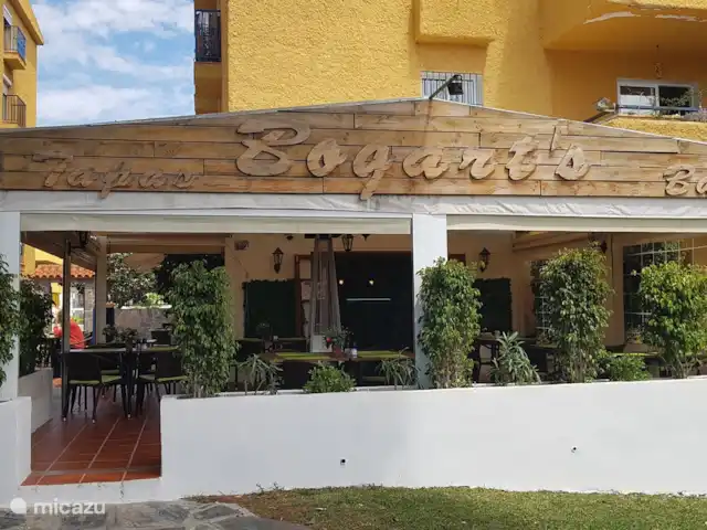 Maison de plage Casa Luna | Espagne, Andalousie, Calahonda - maison de vacances Dans la rue, il y a plusieurs restaurants, italien, chinois, poisson, européen, poulet à la broche avec frites (également des options végétariennes) et un bon restaurant de tapas comme Bogarts. Avec un bon menu 3 plats. De quoi tenir une semaine entière.