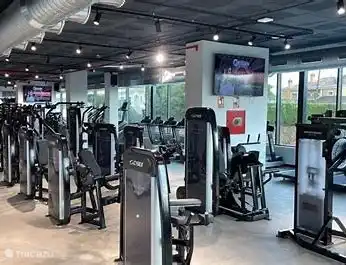 Fanatiques de sport ? Au coin de la rue, à 5 minutes à pied, la salle de sport super cool OXYGEN est à votre disposition. Vous pouvez y faire de l’exercice par jour ou par mois, vous aussi !