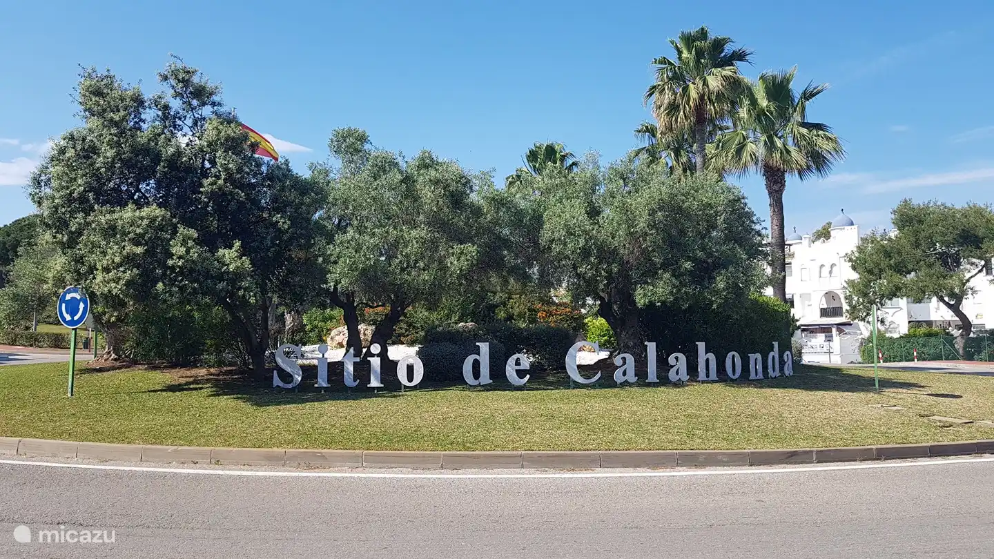 L'entrée de Calahonda, une partie verte de l'Espagne avec principalement des bâtiments de faible hauteur. Agréable et calme mais assez touristique pour passer de bonnes vacances.