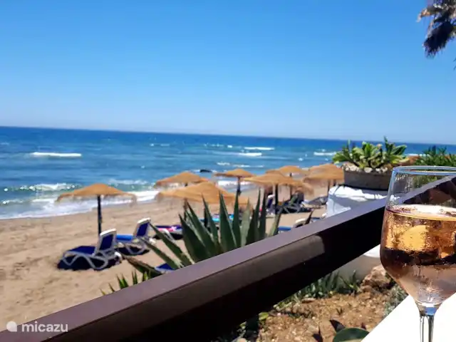 Maison de plage Casa Luna | Espagne, Andalousie, Calahonda - maison de vacances Profitez d'un verre de vin et de la belle vue pendant que les enfants jouent dans la mer ou dans l'aire de jeux à côté de ce restaurant accessible à pied.