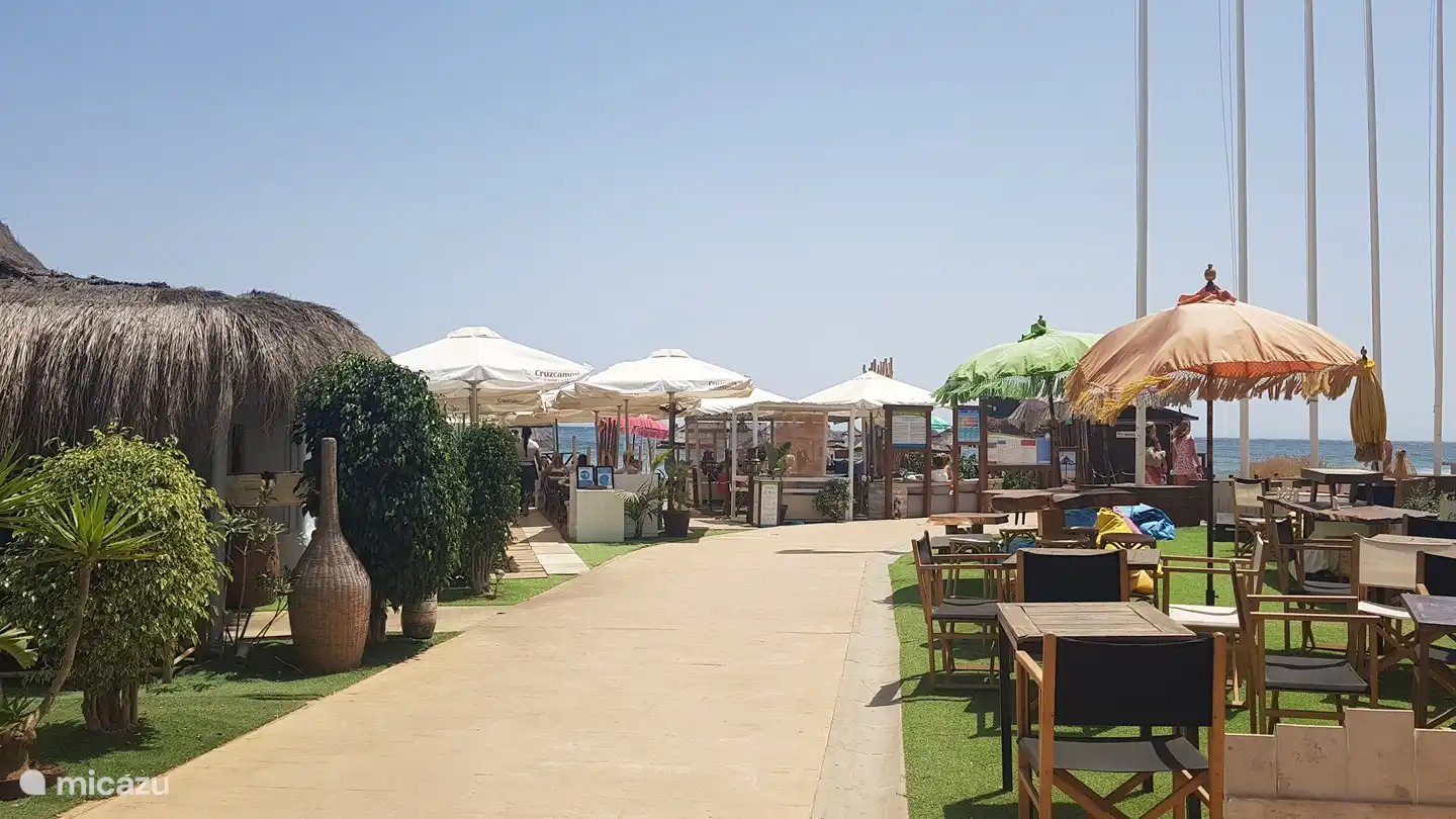 Beachclub Luna, l'un de nos préférés. Nourriture délicieuse sur la plage, bon menu et quelque chose pour tout le monde.
