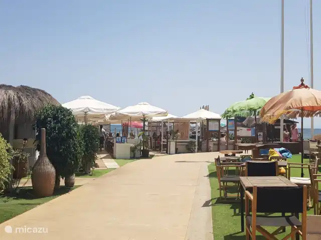 Maison de plage Casa Luna | Espagne, Andalousie, Calahonda - maison de vacances Beachclub Luna, l'un de nos préférés. Nourriture délicieuse sur la plage, bon menu et quelque chose pour tout le monde.