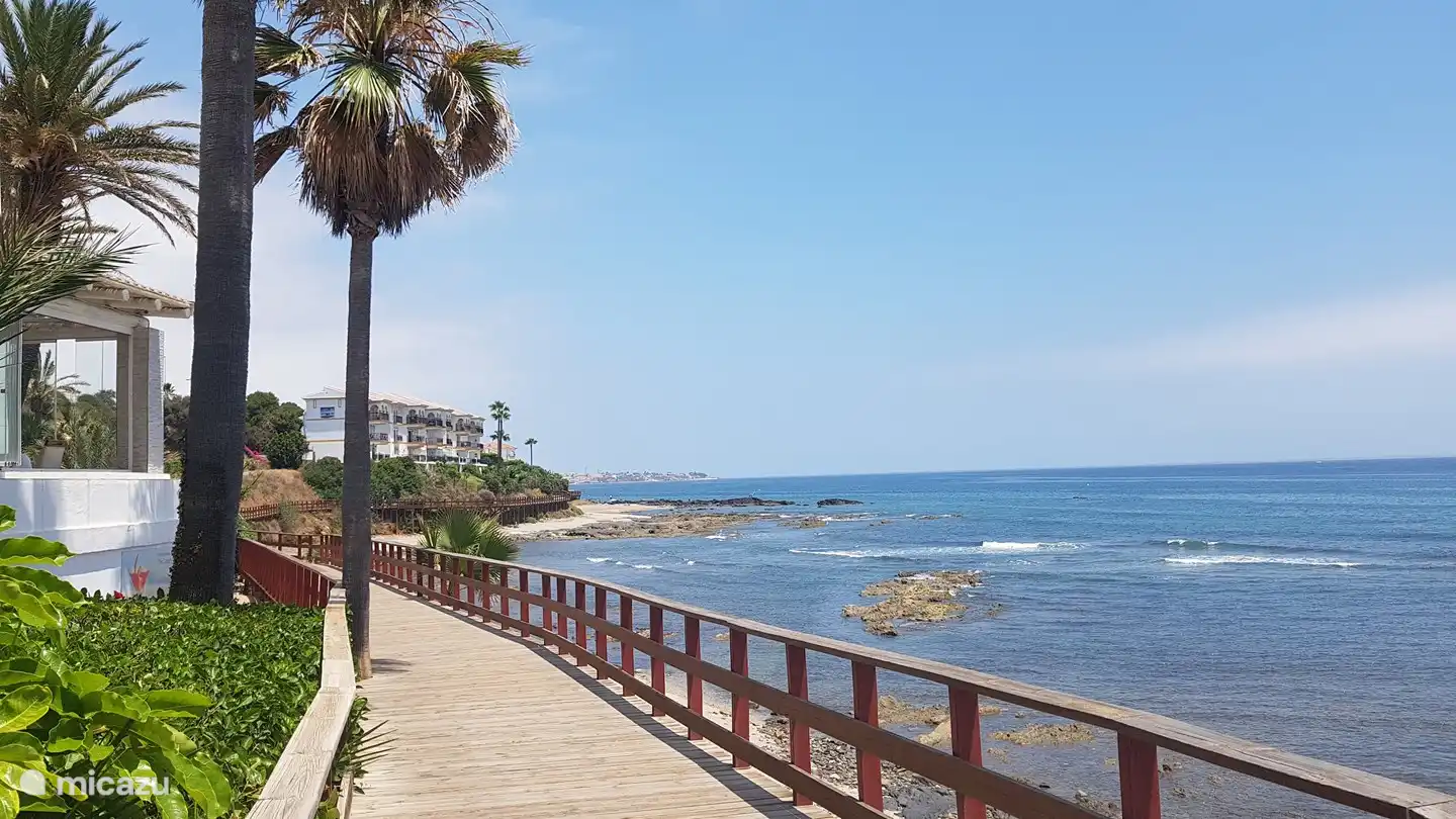 Belles promenades sur la plage qui peuvent être faites sur ce beau sentier pédestre en planches, jusqu'à La Cala de Mijas (à gauche) ou le port de Cabopino (à droite)