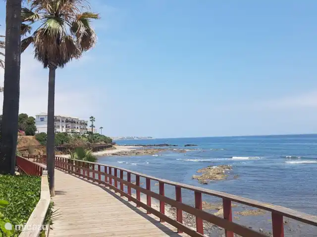 Maison de plage Casa Luna | Espagne, Andalousie, Calahonda - maison de vacances Belles promenades sur la plage qui peuvent être faites sur ce beau sentier pédestre en planches, jusqu'à La Cala de Mijas (à gauche) ou le port de Cabopino (à droite)