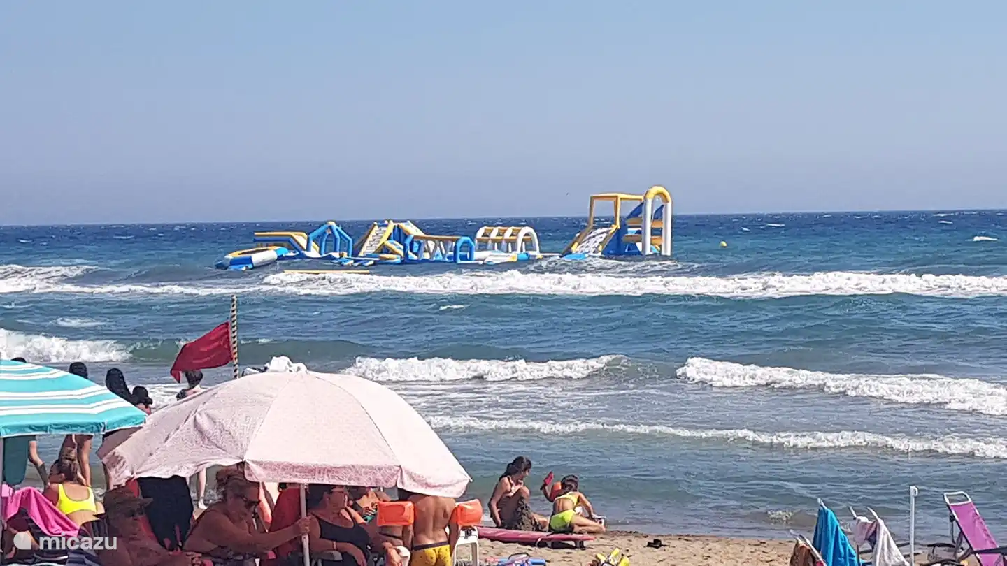 Prendre le soleil et jouer ? C'est possible sur ce terrain de jeu cool de saut en mer. Peut être trouvé à Fuengirola, Benalmadena et Torremolinos.
