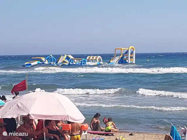 Maison de plage Casa Luna | Espagne, Andalousie, Calahonda - maison de vacances Prendre le soleil et jouer ? C'est possible sur ce terrain de jeu cool de saut en mer. Peut être trouvé à Fuengirola, Benalmadena et Torremolinos.
