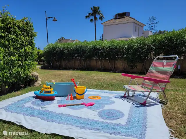 Maison de plage Casa Luna | Espagne, Andalousie, Calahonda - maison de vacances Belle pelouse pour jouer avec vos enfants
