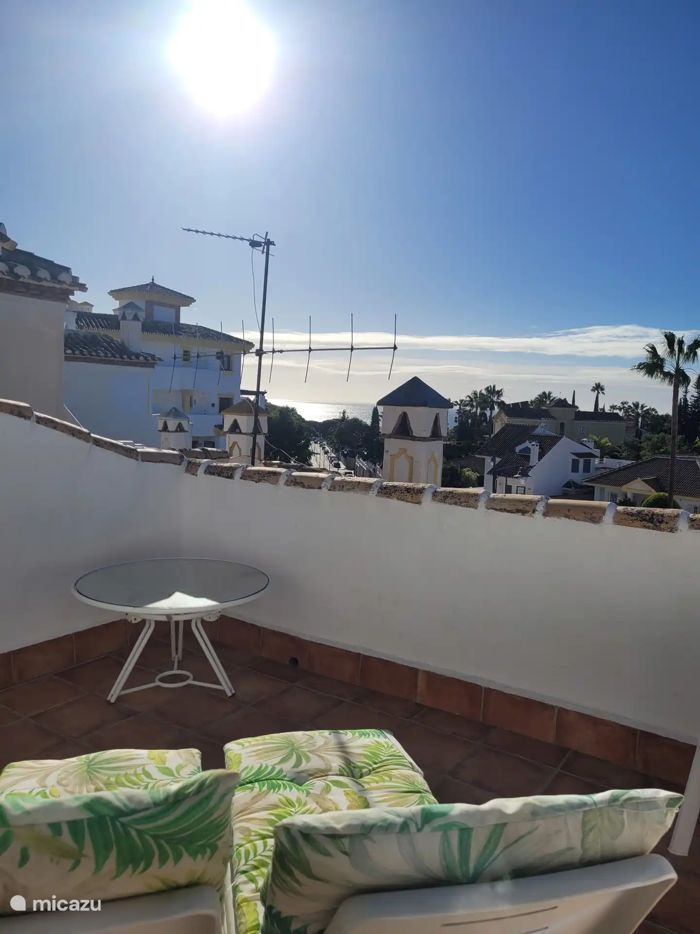 Vue sur la mer depuis la grande terrasse sur le toit