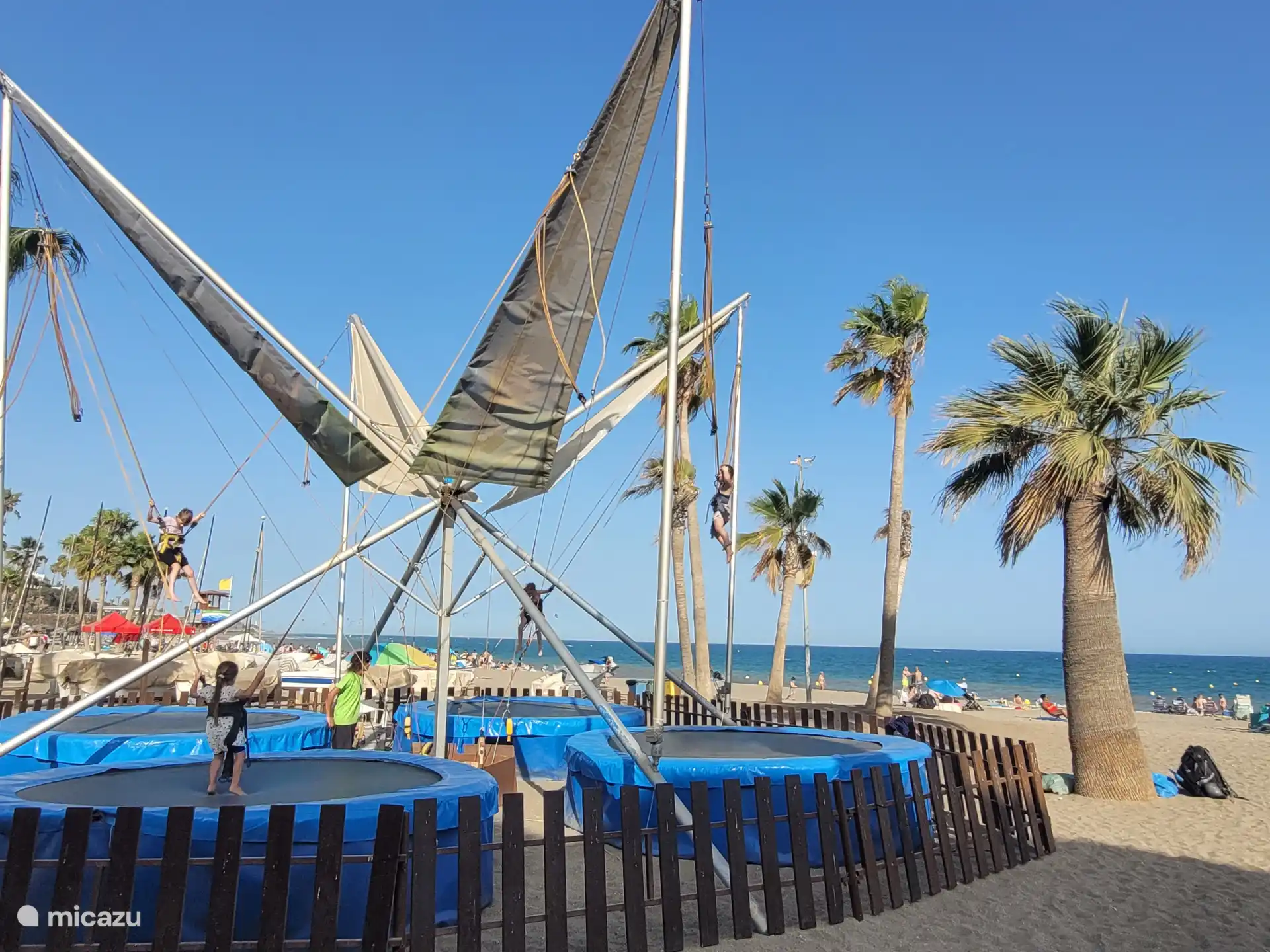 Saut en trampoline sur la plage
