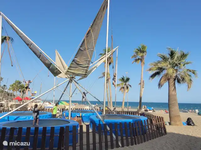 Maison de plage Casa Luna | Espagne, Andalousie, Calahonda - maison de vacances Saut en trampoline sur la plage