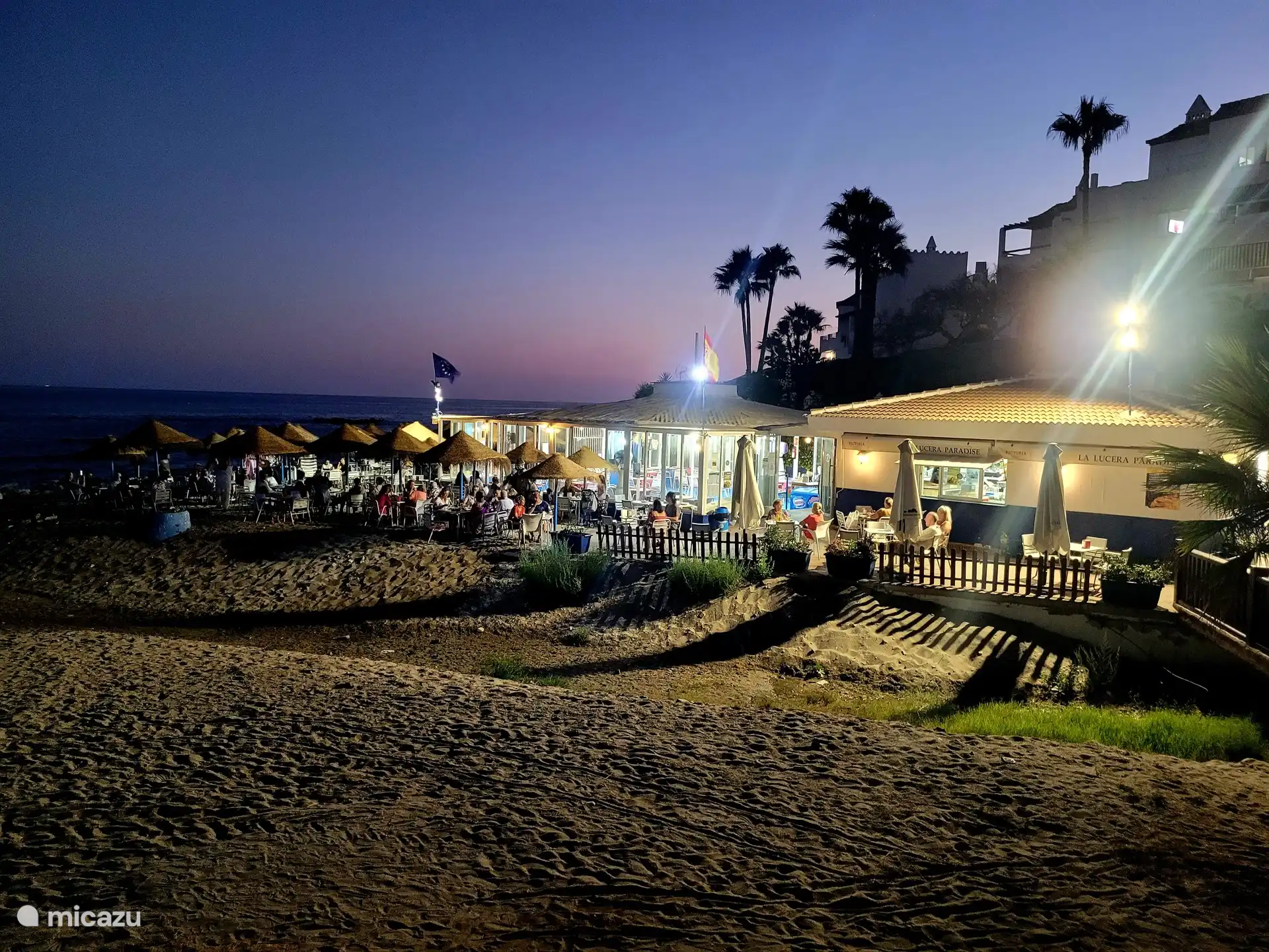Le soir aussi, vous pouvez manger ou prendre un verre au bord de la mer, quels beaux endroits vous avez à proximité