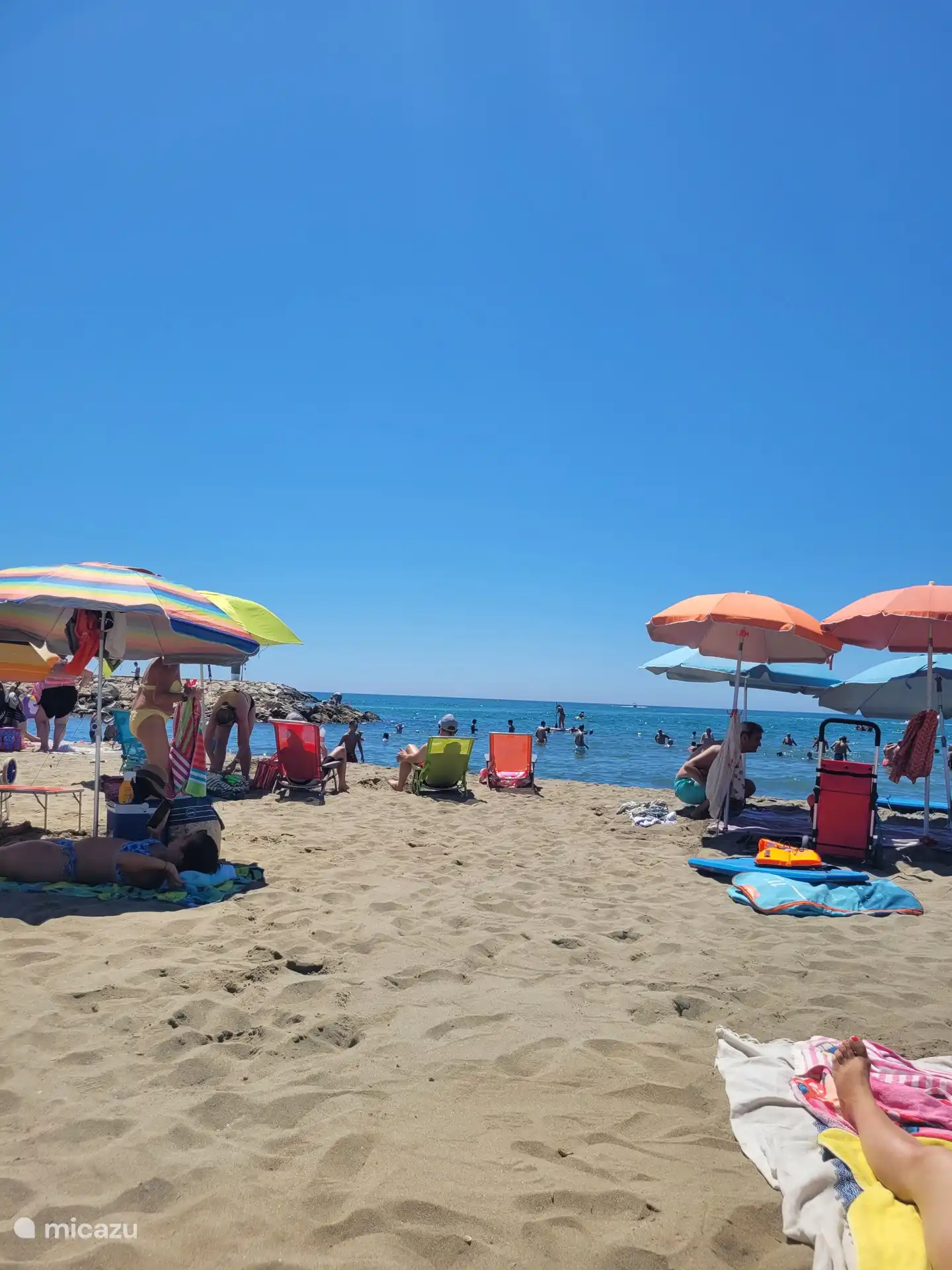 Cabopino, la plage de sable qui descend doucement pour les plus petits, y compris le restaurant, les glaces et les boissons.