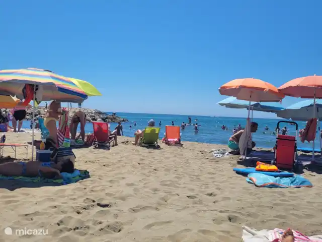 Maison de plage Casa Luna | Espagne, Andalousie, Calahonda - maison de vacances Cabopino, la plage de sable qui descend doucement pour les plus petits, y compris le restaurant, les glaces et les boissons.