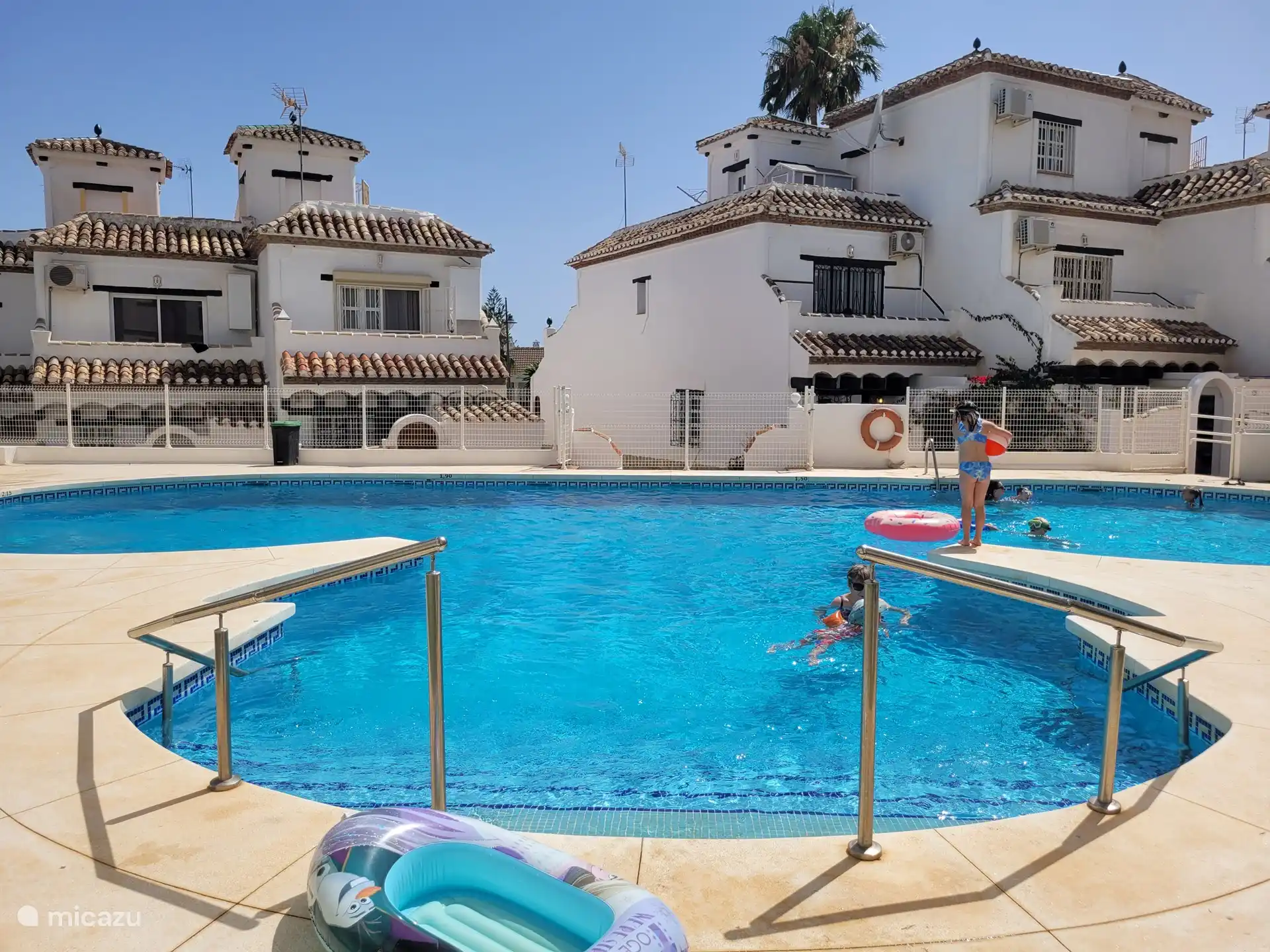 Belle grande piscine avec toilettes et douches, également eau moins profonde pour les enfants, complètement et en toute sécurité fermée pour les plus petits. 