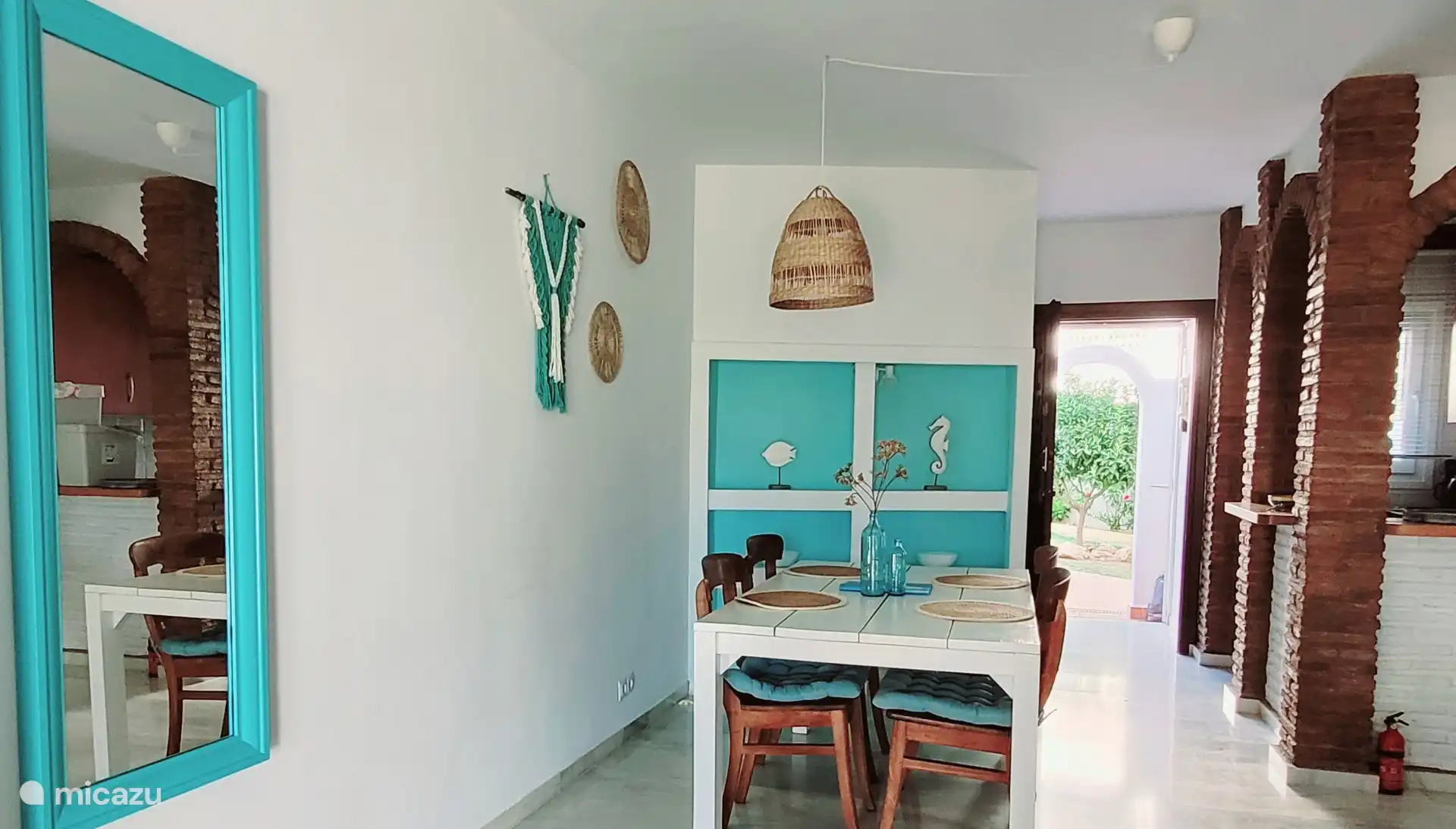 Salle à manger spacieuse pour 6 personnes, également une chaise haute est à disposition (voir dans les placards). 