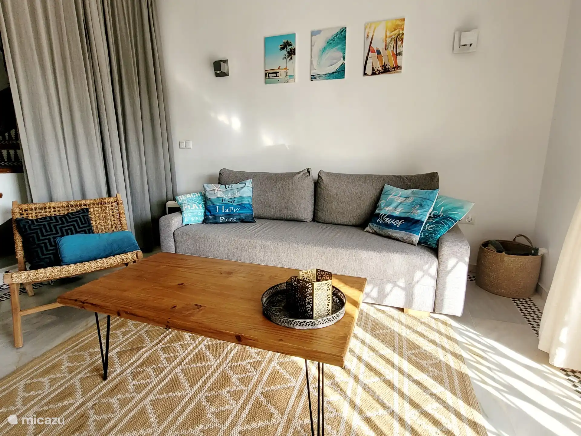 Salon spacieux avec TV au mur avec chromecast et wifi