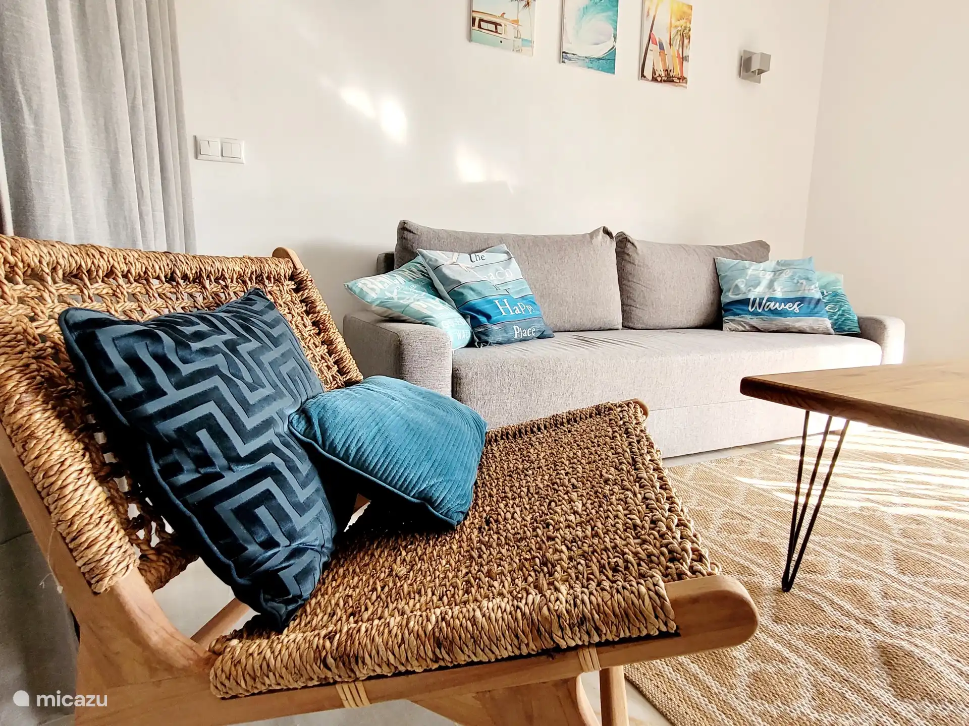 Joli salon lumineux et confortable avec canapé-lit (neuf 2021)