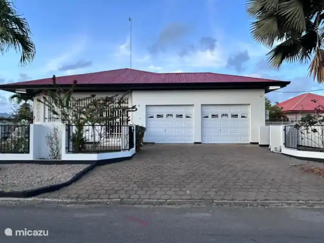 Location de Vacances Suriname, Paramaribo, Paramaribo, villa - KiQu Garage pour 2 voitures et grand parking pour voitures supplémentaires dans l'allée