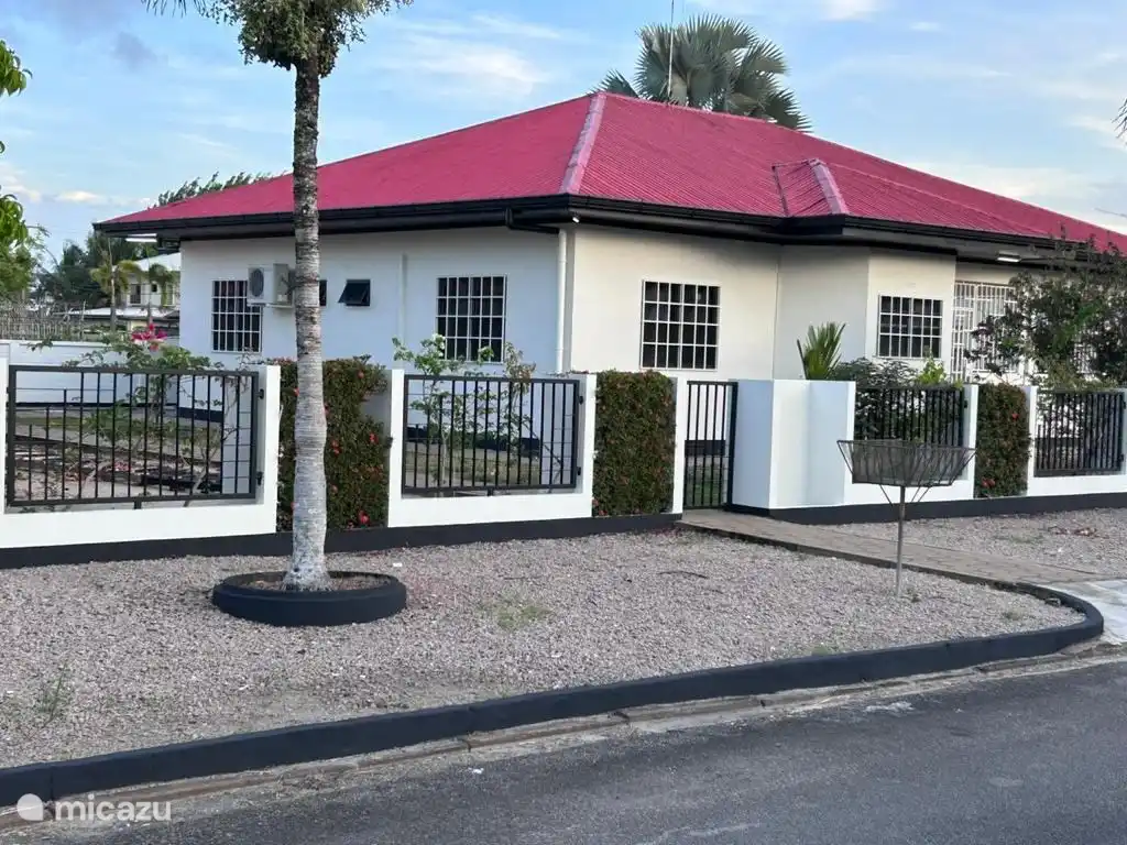 Here you see the back of the house and the second entrance gate to the yard
