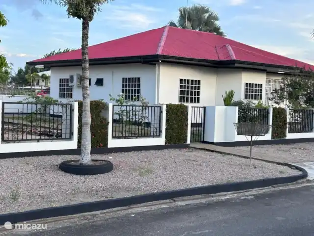 Location de Vacances Suriname, Paramaribo, Paramaribo, villa - KiQu Ici vous voyez l'arrière de la maison et la deuxième porte d'entrée de la cour