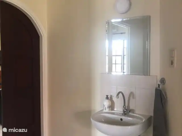 Location de Vacances Suriname, Paramaribo, Paramaribo, villa - KiQu sur le palier il y a un évier pour se rafraichir