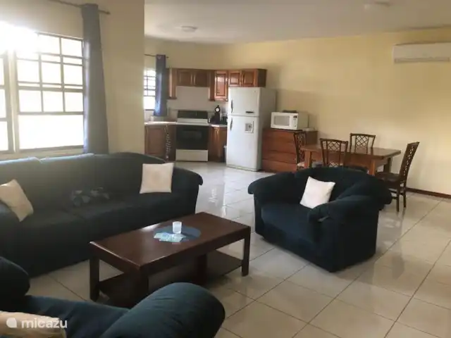 Location de Vacances Suriname, Paramaribo, Paramaribo, villa - KiQu Salon et cuisine spacieux et ouverts