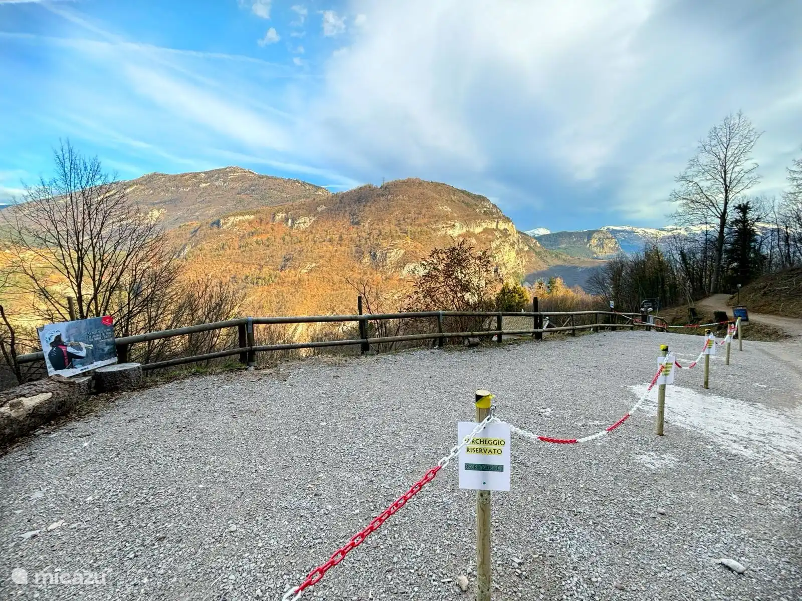 Parkplatz im Freien (nicht bewacht, aber Privatgrundstück)