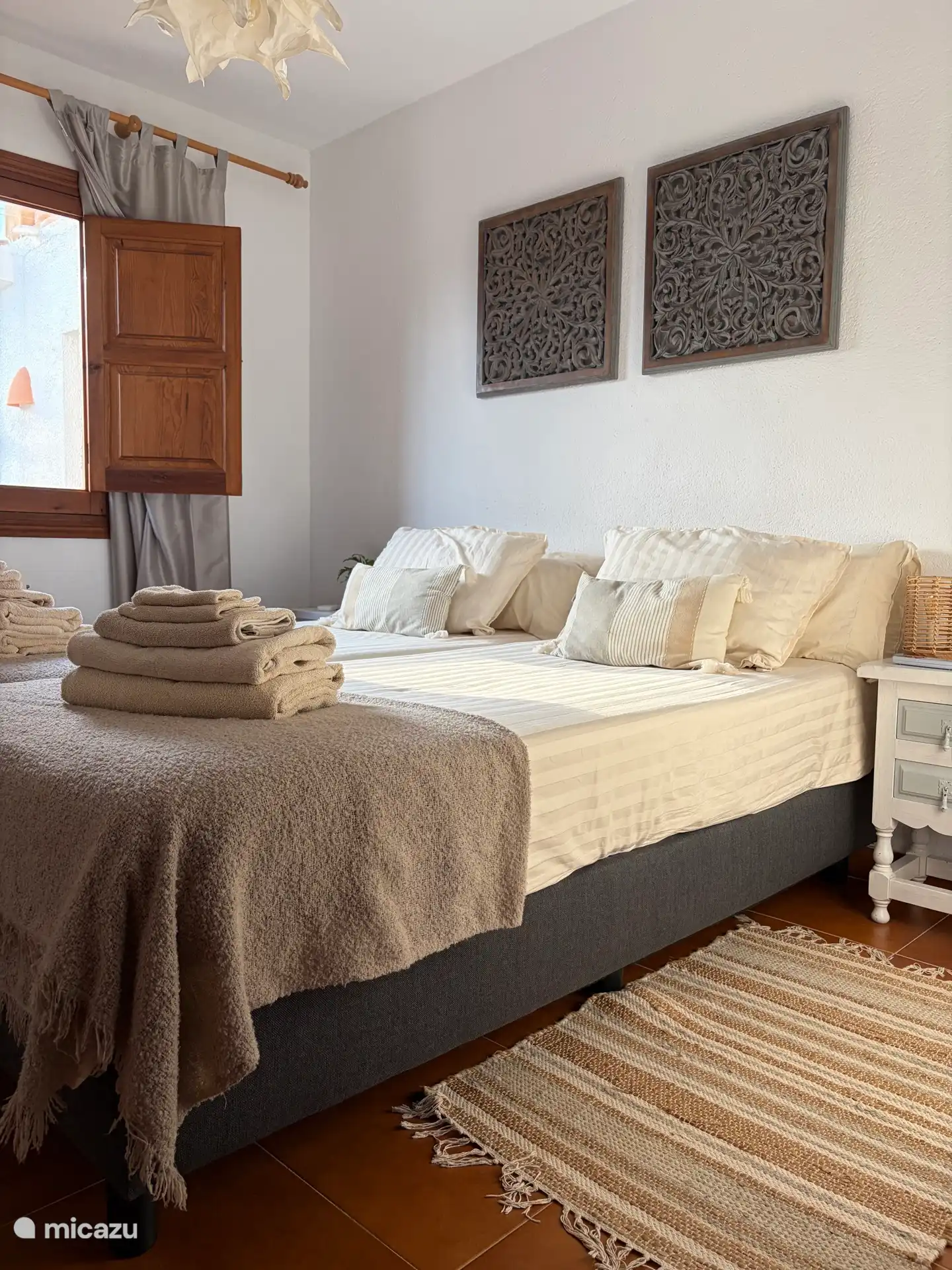 2 persoonskamer met 2 eenpersoons boxspring bedden van 90 x 200 cm. Uitzicht op de tuin, voldoende kastruimte, airconditioning en een eigen badkamer met toilet, wandmeubel en inloopdouche.