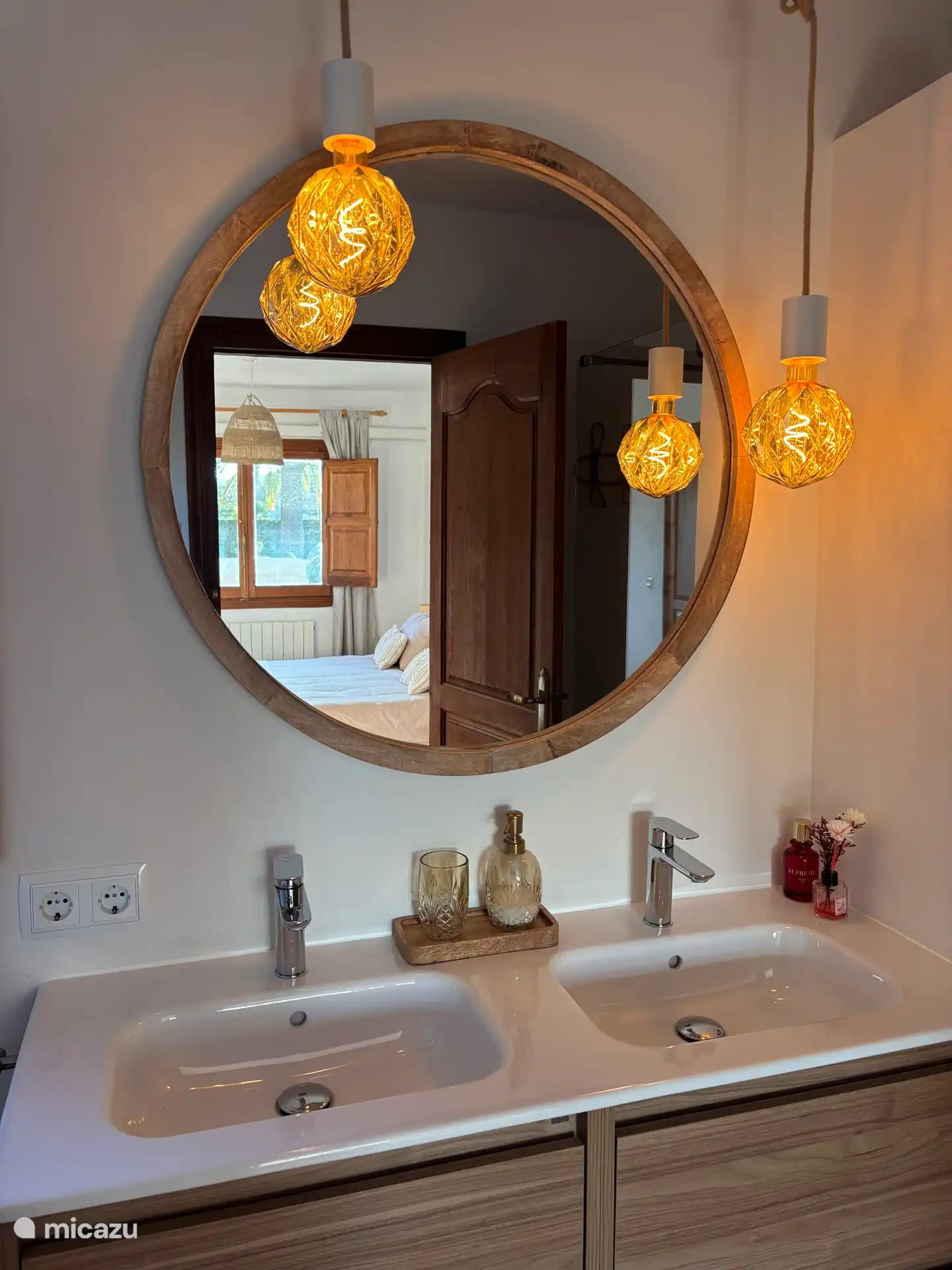 Badkamer 1 welke gelegen is in slaapkamer 1 met inloopdouche, wc en dubbel wasmeubel.