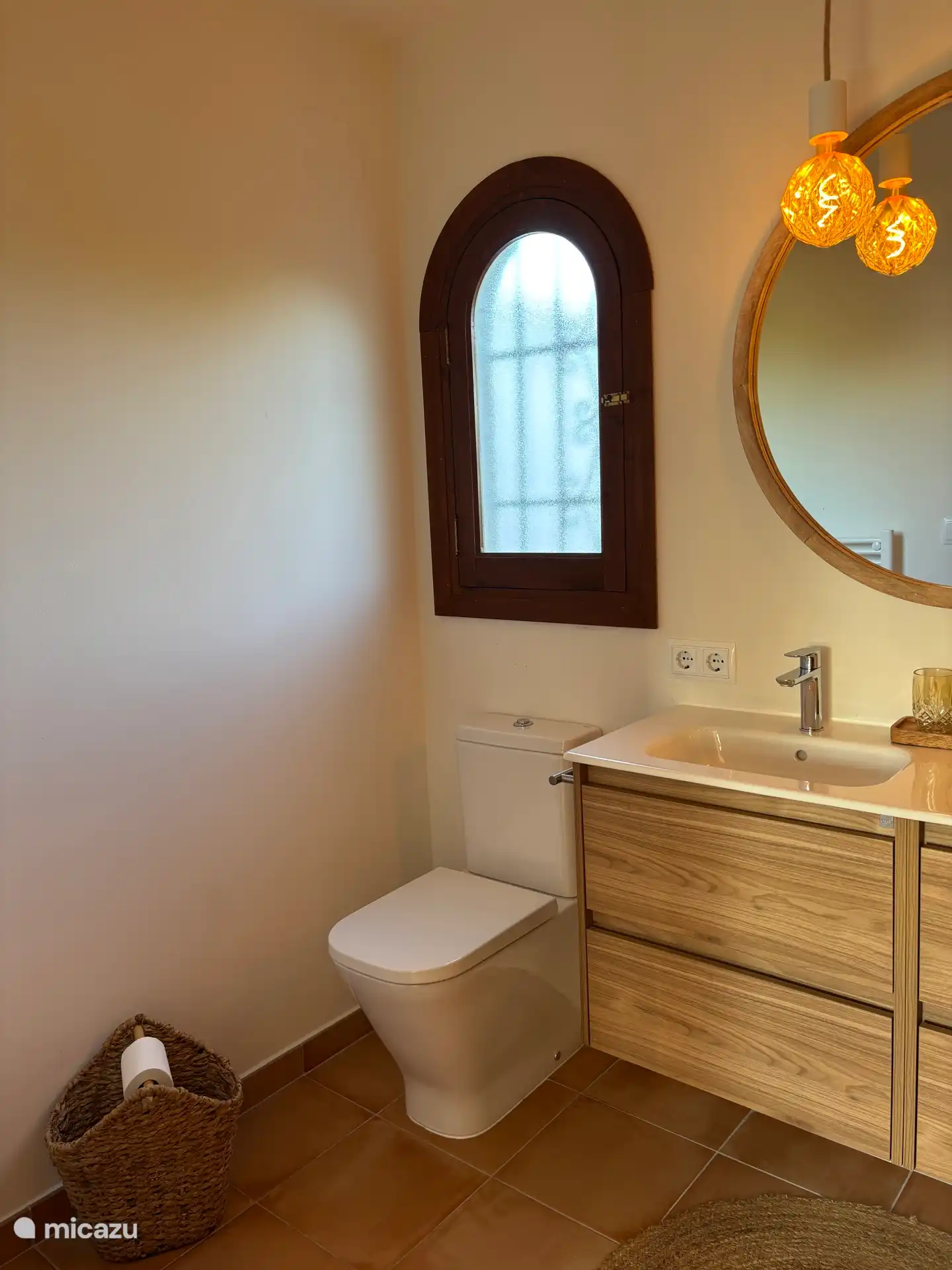 Badkamer 1 welke gelegen is in slaapkamer 1 met inloopdouche, wc en dubbel wasmeubel 