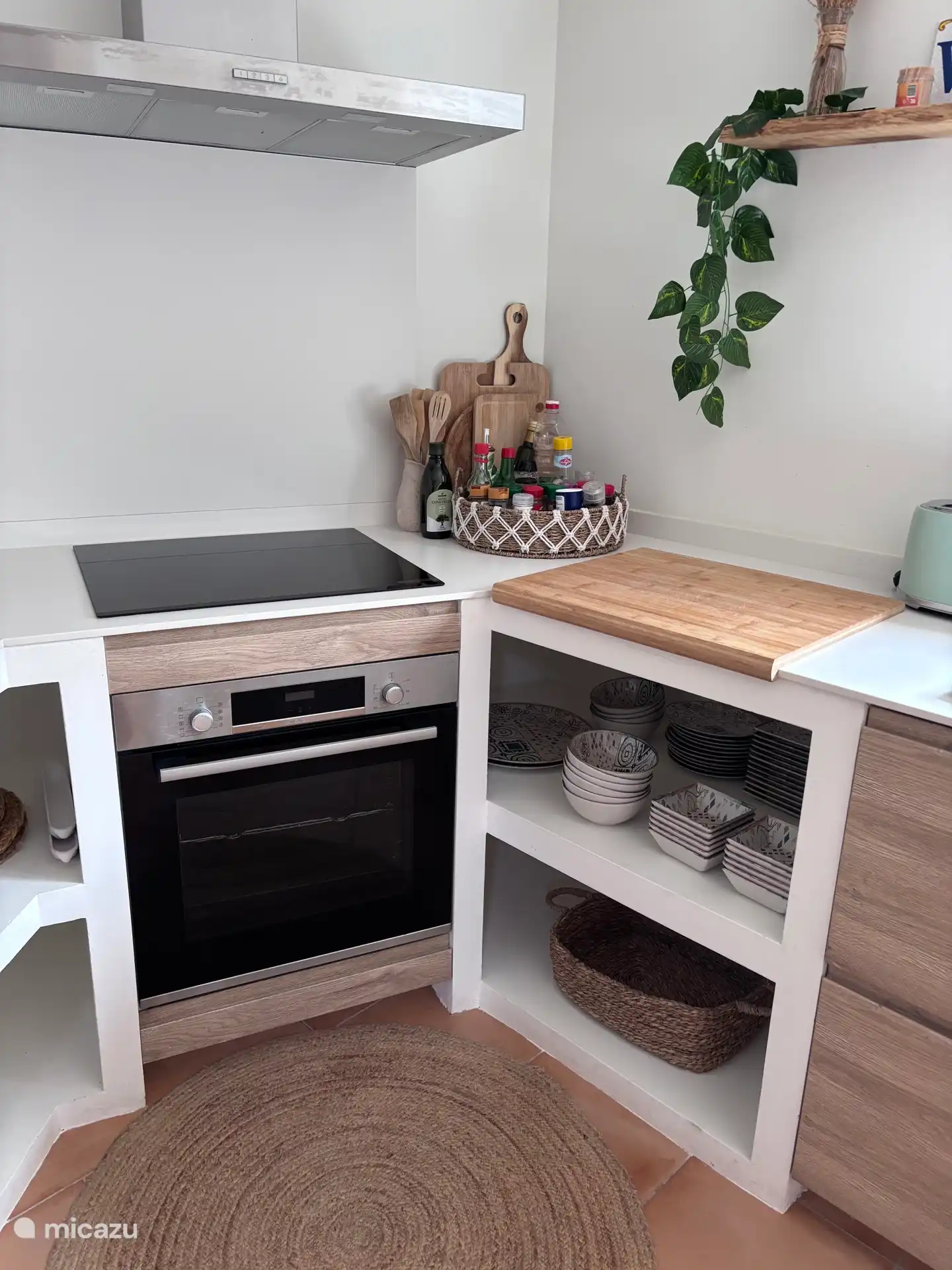 Keuken met alles was wenselijk is zoals benodigde kruiden en schoonmaak artikelen. Een oven, Nespresso, broodrooster, mixer, elektrische kookplaat, 2 koelkasten en vriezers, wasmachine, droger, enz.