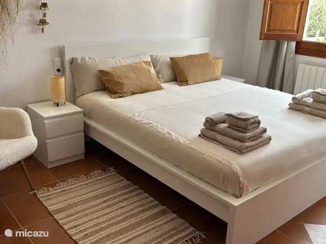 Villa Cave | Espagne, Costa Blanca, Jávea - villa La chambre 1 a des portes-fenêtres et une vue sur le jardin et la piscine.