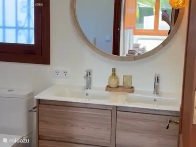 Villa Cave | Espagne, Costa Blanca, Jávea - villa Salle de bain 1 qui se situe dans la chambre 1 avec douche à l'italienne, WC et double vasque (rénovée 2024)