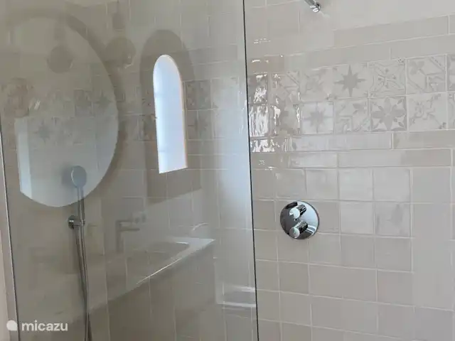 Villa Cave | Espagne, Costa Blanca, Jávea - villa Salle de bain 1 qui se situe dans la chambre 1 avec douche à l'italienne, WC et double vasque (rénovée 2024)