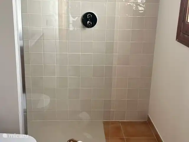 Villa Cave | Espagne, Costa Blanca, Jávea - villa Salle de bain 3 avec WC, douche à l'italienne et lavabo. Cette salle de bain est située dans le couloir à côté de la chambre 3 (rénovée en 2024)