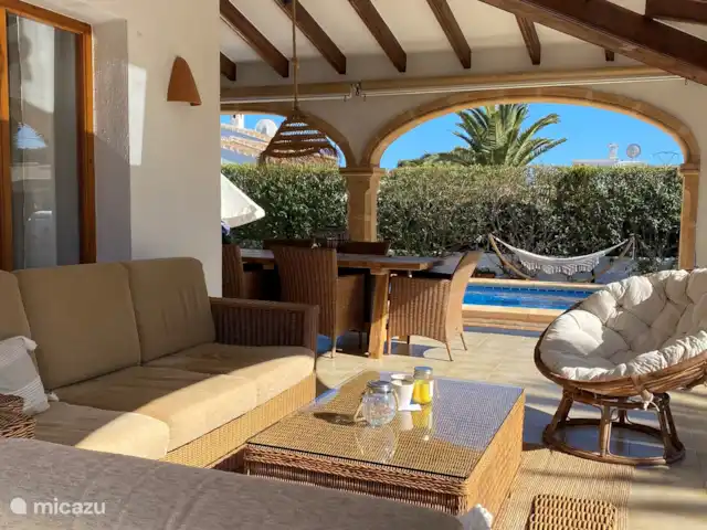 Villa Cave | Espagne, Costa Blanca, Jávea - villa Naya avec siège en osier et salon de jardin