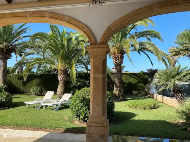 Villa Cave | Espagne, Costa Blanca, Jávea - villa Le jardin spacieux dispose de 6 transats luxueux et de suffisamment d'espace pour une intimité suffisante.