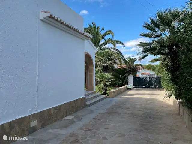 Villa Cave | Espagne, Costa Blanca, Jávea - villa L'allée menant à l'entrée principale où au moins 3 voitures peuvent stationner