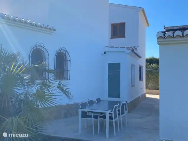 Villa Cave | Espagne, Costa Blanca, Jávea - villa Arrière avec entrée à la buanderie et un coin repas supplémentaire où vous pourrez profiter des premiers rayons de soleil du matin. Ou juste l'ombre l'après-midi