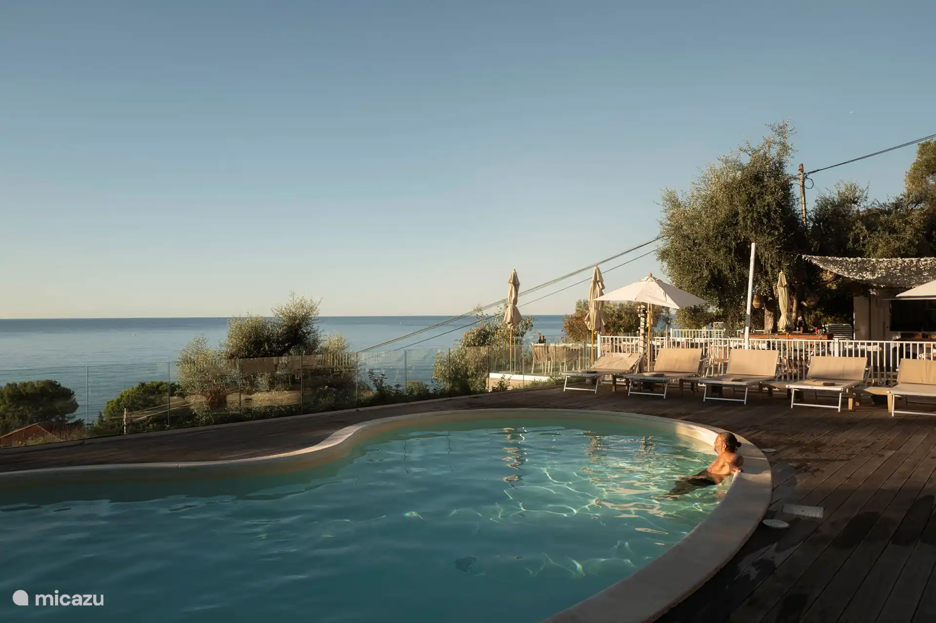 Terrasse de la piscine et du restaurant
