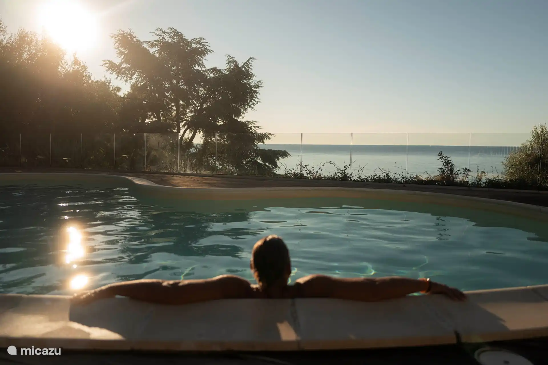 Piscine d’eau salée avec vue sur la mer