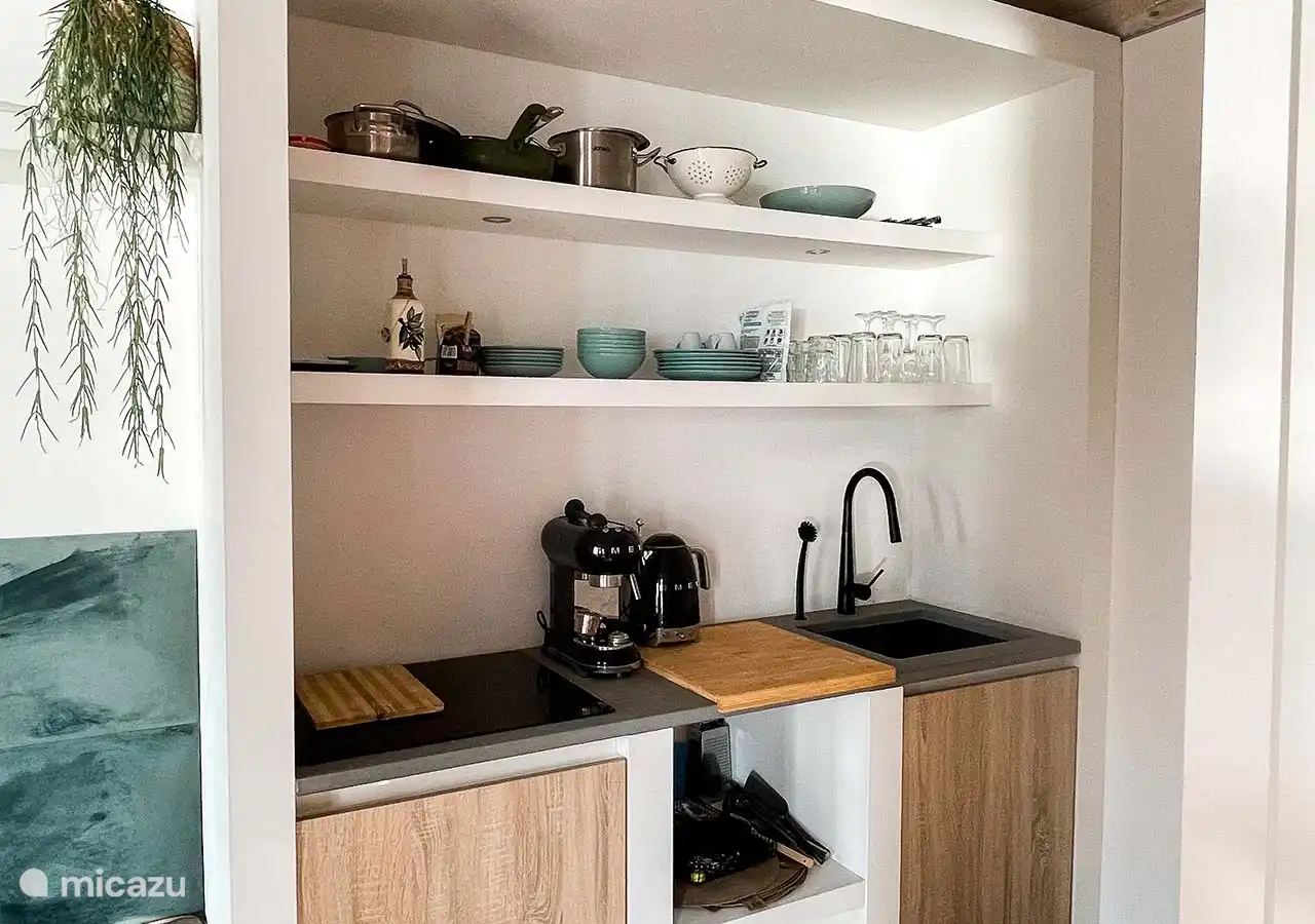 Cuisine avec plaque de cuisson, machine à expresso, réfrigérateur/minibar et bouilloire