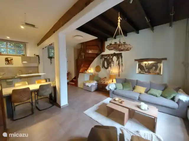 L'écurie | Pays-Bas, Limbourg, Kerkrade - maison mitoyenne Le salon et la cuisine avec des escaliers vers le haut