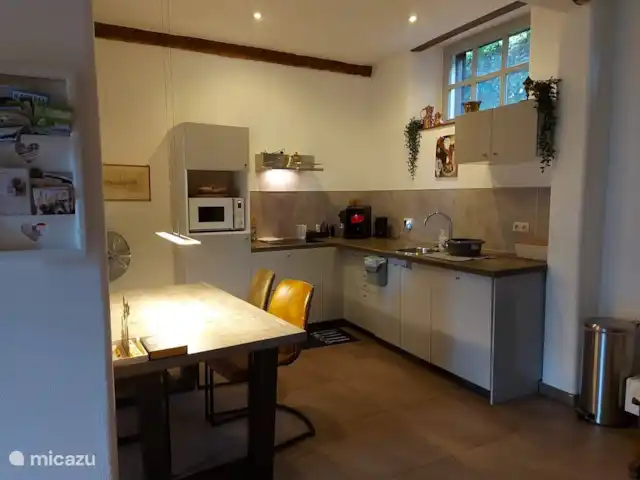 L'écurie | Pays-Bas, Limbourg, Kerkrade - maison mitoyenne La cuisine avec le coin repas