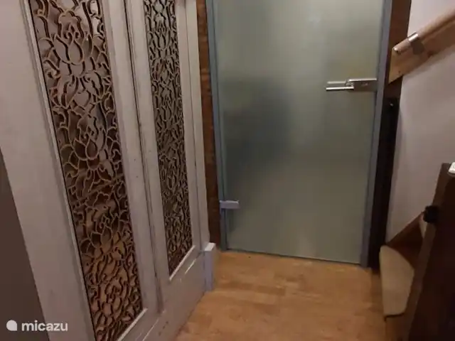 L'écurie | Pays-Bas, Limbourg, Kerkrade - maison mitoyenne Le placard de rangement dans le hall au 1er étage