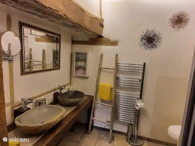 L'écurie | Pays-Bas, Limbourg, Kerkrade - maison mitoyenne La salle de bain avec 2 vasques, WC et douche